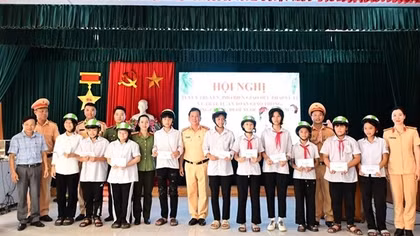 Hai Phong traffic police instruct local children to observe road traffic law and avoid drowning