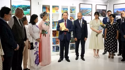 Valuable books by Vietnamese Party leader presented to French cultural workers