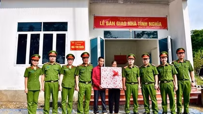 Tuyen Quang police build compassion house for poor family