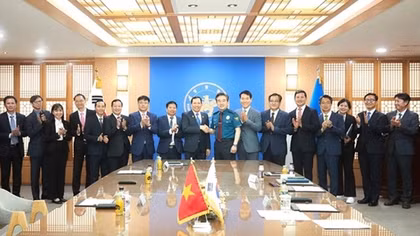 Deputy Minister of Public Security Lieutenant General Le Van Tuyen meets with leaders of Korean partners