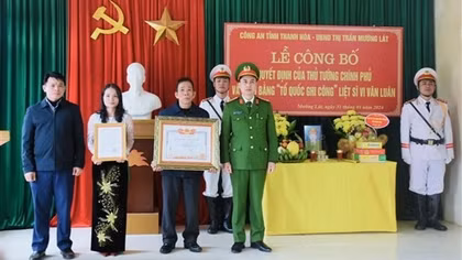Family of fallen officer Vi Van Luan receives “Fatherland’s Recognition of Merit” Certificate