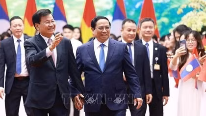 PM Pham Minh Chinh meets top leader of Laos