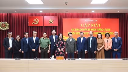 Minister Luong Tam Quang hosts meeting with newly-appointed heads of diplomatic missions