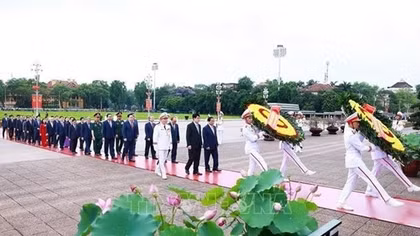 Leaders pay tribute to President Ho Chi Minh to mark his 134th birthday