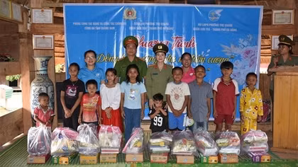 Quang Nam policewomen support women and children in border areas