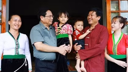 PM inspects activities to eliminate temporary, dilapidated houses in Hoa Binh
