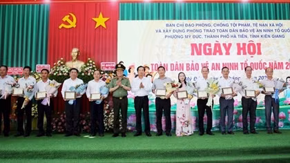 Deputy Minister Le Quoc Hung attends “All people protecting national security” Festival in Kien Giang