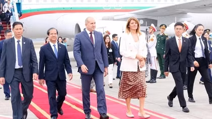 Bulgarian President arrives in Hanoi, begins official trip
