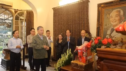 Minister To Lam pays Tet visits Tet to former and late leaders of Party and State