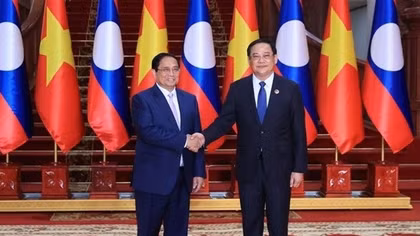 Vietnamese, Lao PMs meet ahead of ASEAN Summits