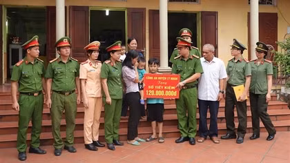 Ha Nam police present passbook to deceased police officer’s children