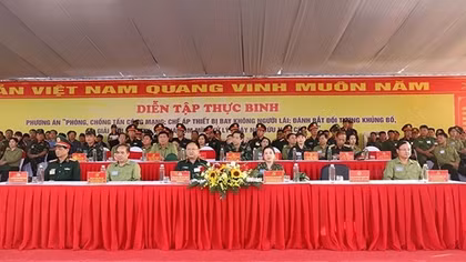 Tuyen Quang police practice neutralizing terrorists, rescuing hostages, fighting fire
