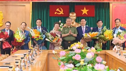 Ministry of Public Security rewards "Homeland Security Protection" Medal to outstanding businessmen