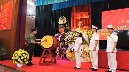 Deputy Minister Tran Quoc To attends opening of school year at School of Culture