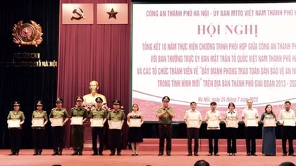 Hanoi police and Vietnam Fatherland Front review 10-year coordination