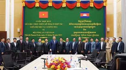 Deputy Minister Luong Tam Quang visits Cambodia, meeting with senior local officials