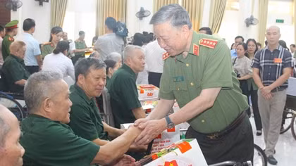 Minister To Lam visits Thuan Thanh War Wounded Veteran Nursing Center