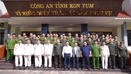 Minister To Lam visits Kon Tum Provincial Police Department