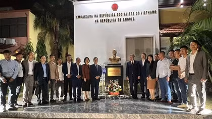 Minister To Lam visits the Vietnamese Embassy in Angola
