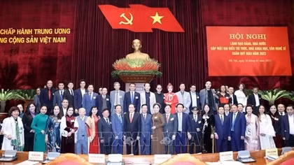 Intellectuals, scientists, writers, artists commended on national development