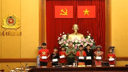 Leaders of the Ministry of Public Security meet children of fallen and wounded officers