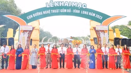 Red ceramic street opens in Vinh Long Province