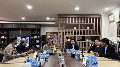 Vietnam’s local police delegation visits Jakarta Police Command