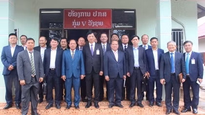 Deputy Minister Nguyen Duy Ngoc visits and presents gifts to the police of the Lao village group of Vangxai