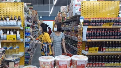 Goods retail sales and service revenue rise by almost 11% in H1
