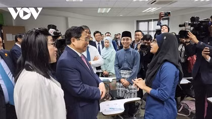 PM Chinh visits University of Brunei Darussalam