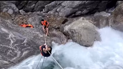 Local police successfully rescue foreign tourist stuck at a fast-running waterfall