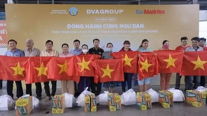 National flags presented to Khanh Hoa fishermen