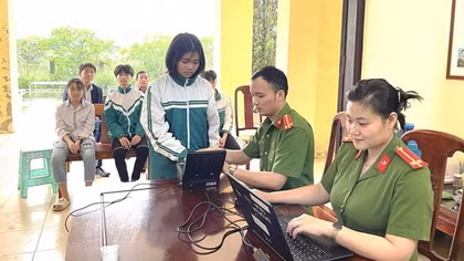 All people from 14 years old in Xuan Chinh have chip-based ID cards