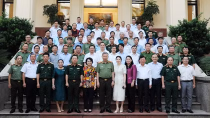Minister To Lam meets trainees of defense-security refresher course