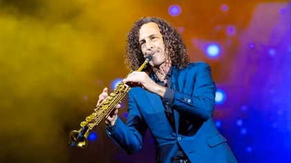 Saxophonist Kenny G enchants audience of over 4,000 in Hanoi