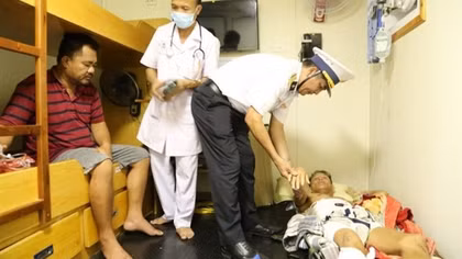 Khanh Hoa: Naval ship takes sick fishermen ashore for treatment