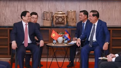PM Chinh meets with Cambodian counterpart on 42nd ASEAN Summit sidelines