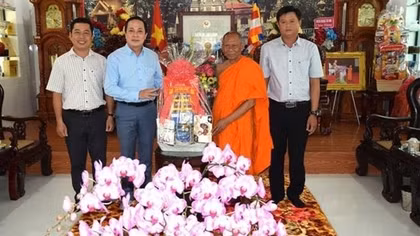 Tra Vinh officials congratulate local Khmer on Sene Dolta Festival