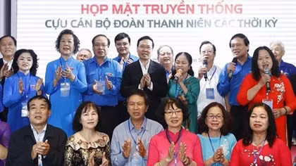 President hosts former youth union officials