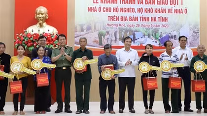 Ministry of Pulic Security handed over 600 new homes to poor households in Ha Tinh