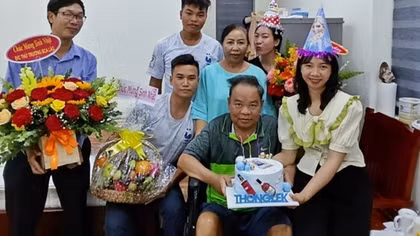 Khanh Hoa provincial police supports the treatment of high-ranking Lao police officer