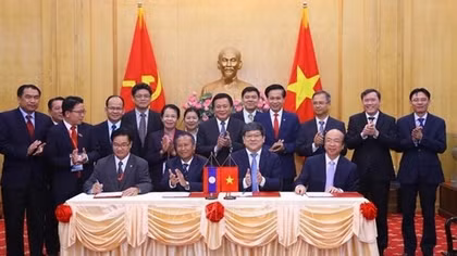 Vietnam, Laos bolster cooperation in social sciences