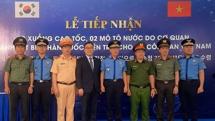 Korean Coast Guard hands over 2 speedboats to Vietnamese Ministry of Public Security