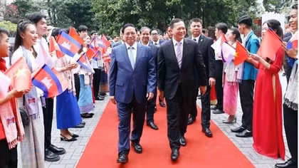 Vietnamese, Cambodian PMs talk to FTU students