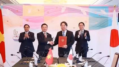 Vietnamese, Japanese Prime Ministers hold talks in Hiroshima