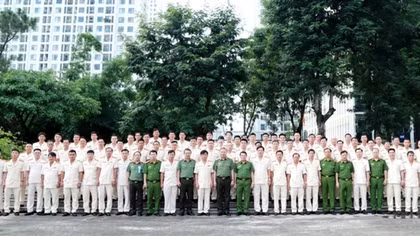 Minister To Lam meets with typical police officers in drug prevention and control