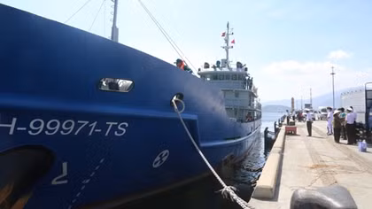 Truong Sa troops help fishermen in distress at sea