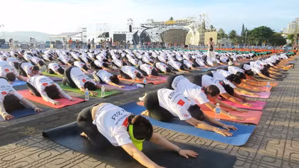 Over 1,200 people join mass yoga performance in Nha Trang