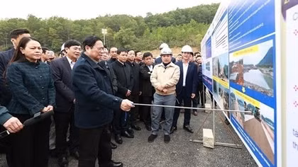 PM examines Mai Son - National Highway 45 project