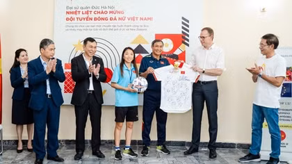Vietnamese women's football team welcomed at German Embassy
